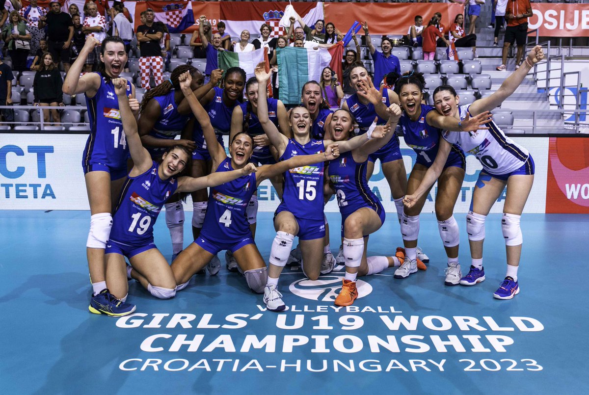 Federvolley's tweet photo. #𝐅𝐈𝐕𝐁𝐆𝐢𝐫𝐥𝐬𝐔𝟏𝟗
Le #azzurrine 💙 sono in SEMIFINALE!!!! 🎉💪
Nei quarti la Nazionale #Under19F 🇮🇹 ha battuto 3-2 (22-25, 21-25, 25-20, 25-14, 15-13) la Croazia 🇭🇷
La news ➡️ https://t.co/GUWryBs9vP
@volleyballworld | #fivbworldchampionship https://t.co/vR5ih9V3d4