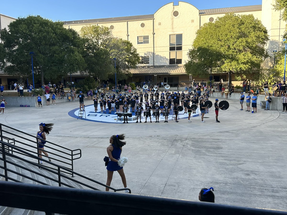 learnlikeacholo's tweet photo. The Calf Scramble turnout was incredible last night! It was a privilege to meet all of our incoming 9th graders! @BrahmaNation @RealBrahmaPride @PrincipalHDZ @MsCarlton357 @EdwardRLozano @brahma_booster https://t.co/gMOdnxTT6S