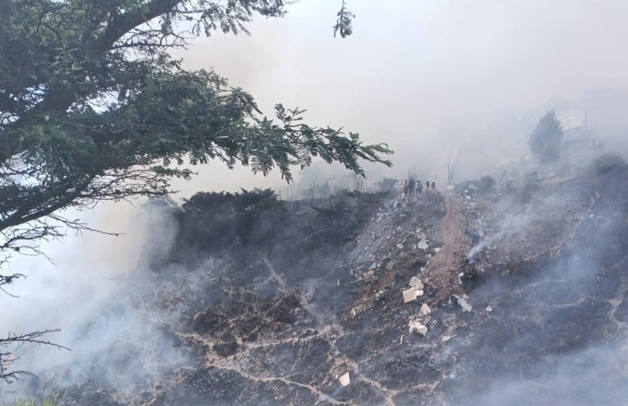 EMGIRSEP's tweet photo. 🤝 🌍 #QuitoResponsable | En San Antonio de Pichincha, junto a la @amcquito y @BomberosQuito, se realizó un operativo de control por la quema de desechos a cielo abierto, en espacios no autorizados.

Aquí, se clausuró la escombrera de Lulubamba que funcionaba sin permisos correspondientes, además se sancionó a todos los responsables.

Recuerda, la EMGIRS EP cuenta con escombreras autorizadas, ubicadas en San Antonio y El Troje, para la disposición final de los residuos de construcción, obras civiles y material gris. 

Con conciencia ambiental #QuitoRenace