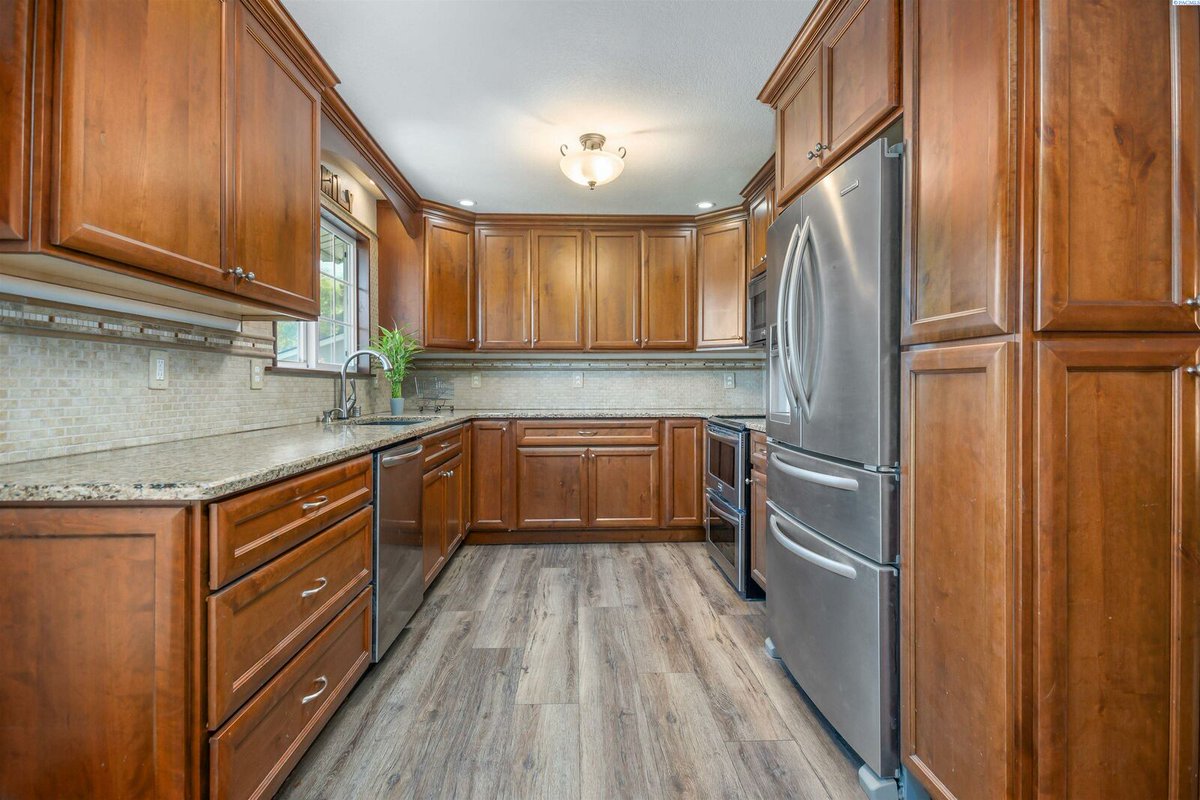 #NewListing - Large Property with Shop!

📍1116 W 27th Ave in Kennewick!
Offered at $439,900
MLS# 270455
Keely Sterba Real Estate Broker | 509-572-8492
Full listing info - tricities.sites.c21.homes/listing/WA/Ken…