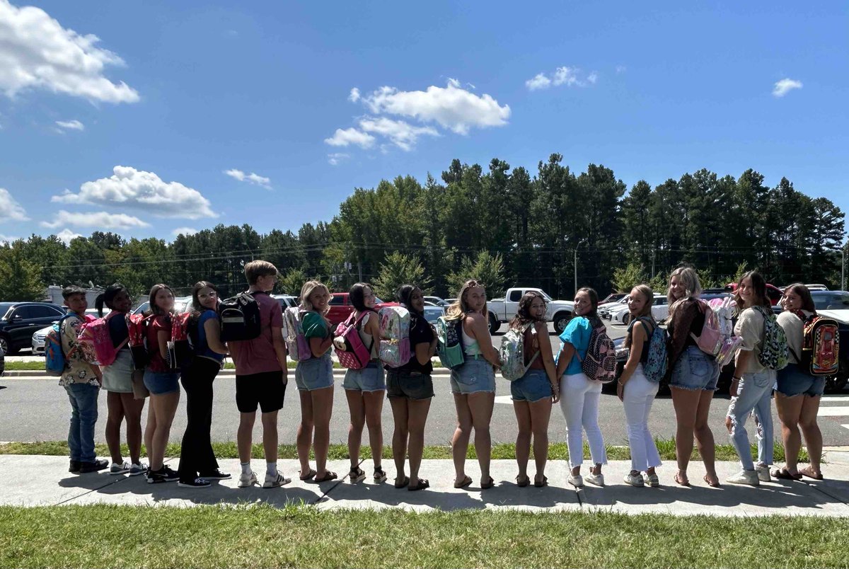 vancecharter's tweet image. Seniors rocked their childhood backpacks today! 🎒