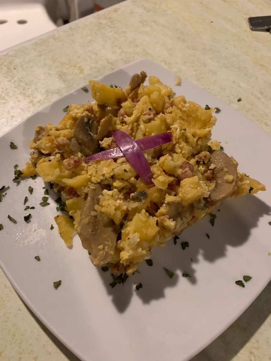 RedencionJerez's tweet photo. 🔵BAR TAMARA DEDICA UN PLATO A NUESTRA HERMANDAD 

En el día de hoy, ha tenido lugar la presentación por parte deL Bar Tamara  de un plato dedicado a nuestra Hermandad , con el nombre de Redención. https://t.co/y5qqgRImmt