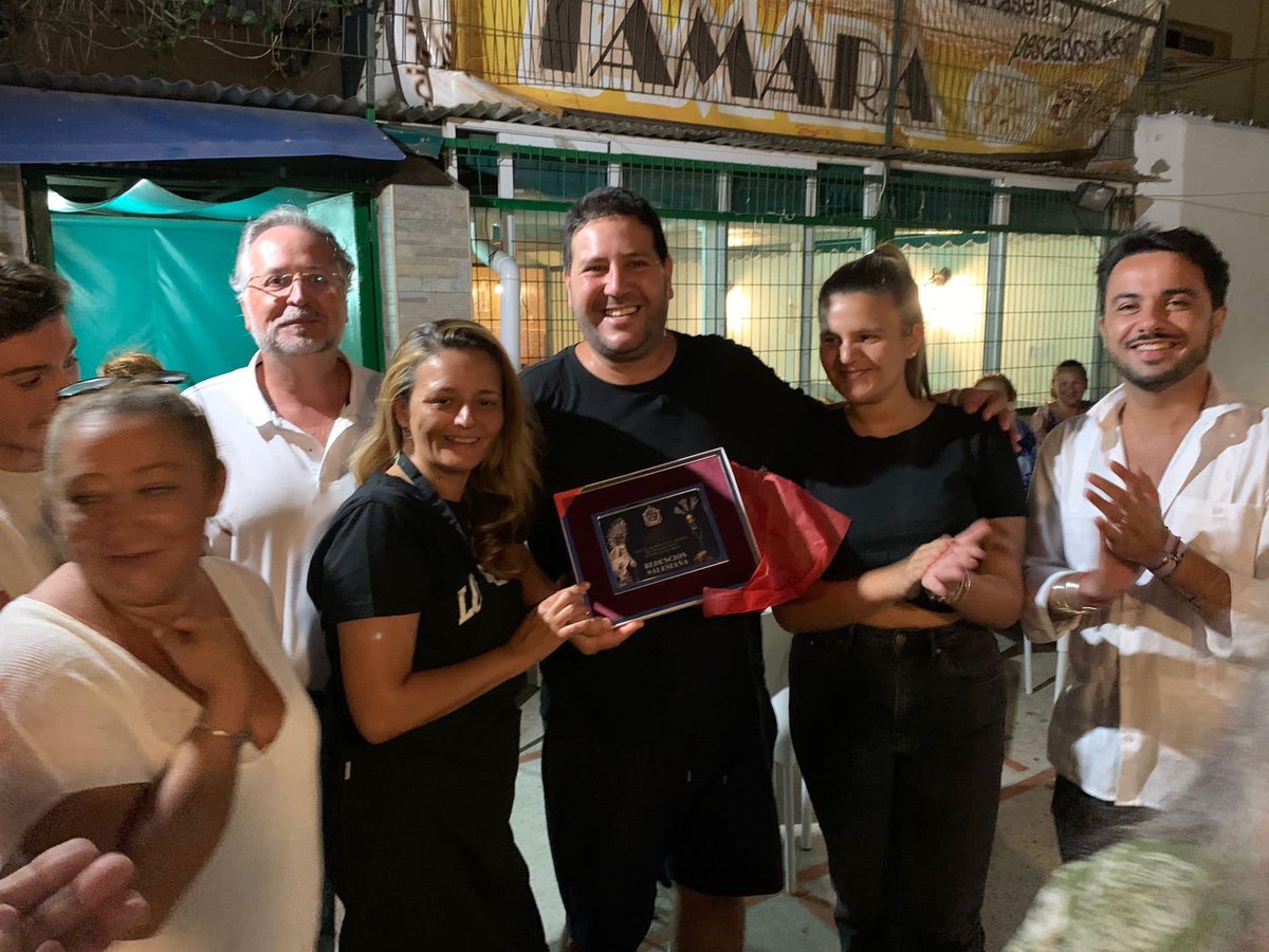 RedencionJerez's tweet photo. 🔵BAR TAMARA DEDICA UN PLATO A NUESTRA HERMANDAD 

En el día de hoy, ha tenido lugar la presentación por parte deL Bar Tamara  de un plato dedicado a nuestra Hermandad , con el nombre de Redención. https://t.co/y5qqgRImmt