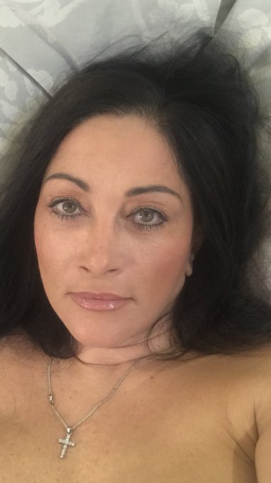 Good night to you all 😘😘😘 https://t.co/jdHdaF51Jx