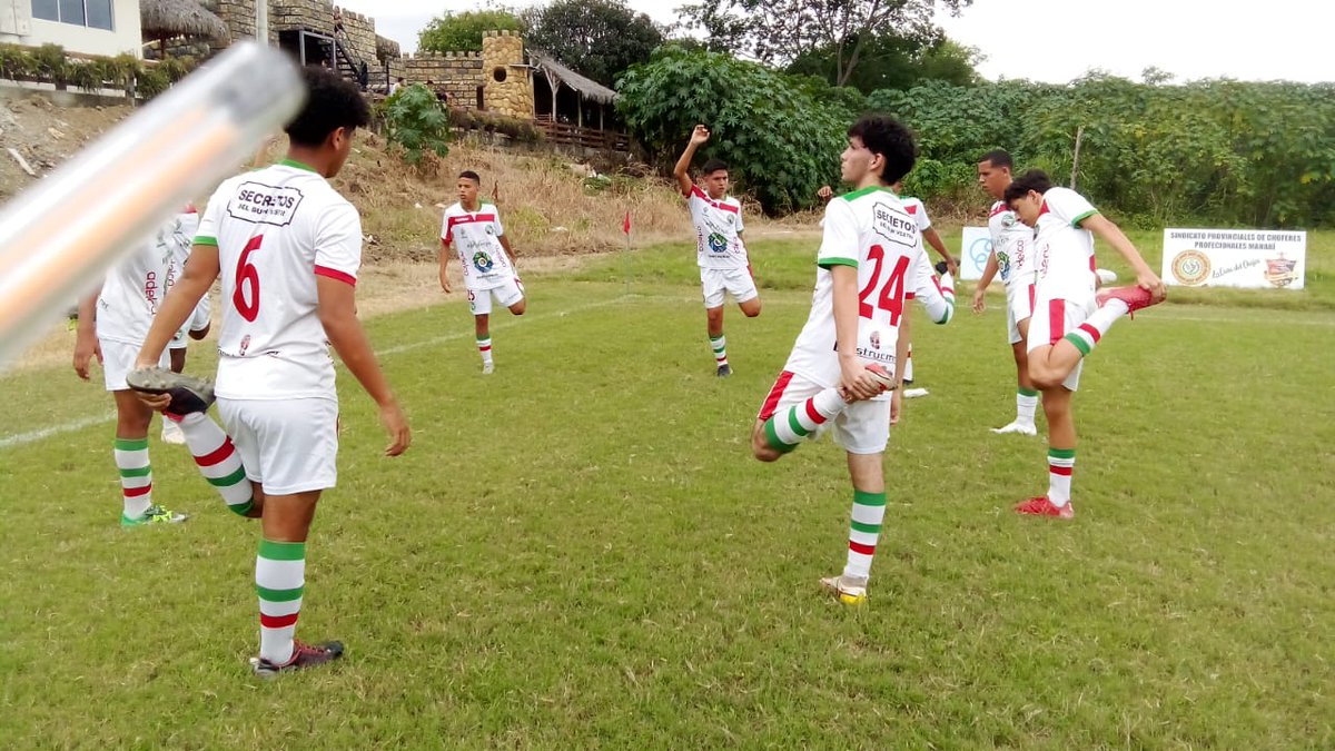 NewPortoFC's tweet photo. Seguimos trabajando con nuestros primer plantel y las formativas del club en nuestro complejo, vía Zapallo.⚽️🥅 https://t.co/1TGU32fCt6