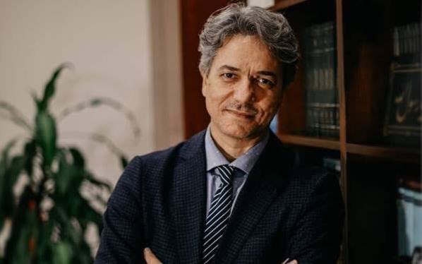 🗣️ İzmir İl Müftü Yardımcısı Oğuzhan Kadıoğlu: “Gençlerin cuma namazına alışmalarının önündeki en büyük engel eğitim sistemidir. Okullarda cuma namazlarını din dersi öğretmenleri kıldırmalı. Hutbeler, öğencilere özel hazırlanmalıdır.”