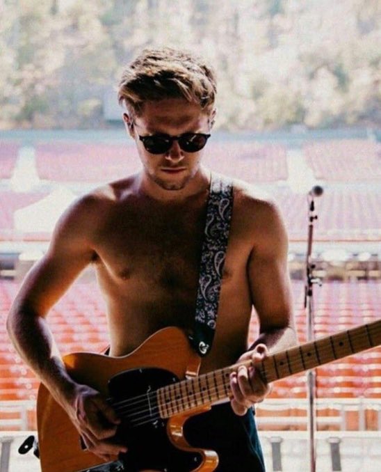 AmyPolished's tweet photo. Niall Horan’s songs be like

95%: Darlin’ you’re so gorgeous inside and out, wanna get together and prioritize our mental and emotional health through effective communication? Anything you need, I’m always here for you. 

5%: Hurt me, I like it, shut up, let’s bang. https://t.co/sB2cALC6HN