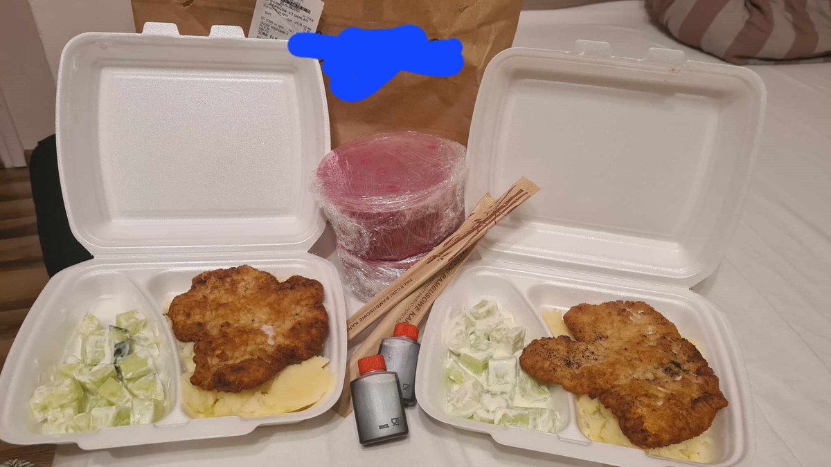 Silv4nn's tweet photo. Zamówiłem sobie na chatę sushi z jakiejś promocji na Uberze. Kuchnia Michelin to nie jest, ale miałem smaka. Czekam 1,5h, no jak nie dwie, kubki smakowe już sobie wyobrażają smak ryżu i surowej ryby.

Jest i on, kurier. Szczęśliwy odbieram torbę.

Zapuszczam się w zacisze domu, rozpakowuję zamówienie, a moim oczom ukazuje się PIERDOLONY SZNYCEL Z ZIEMNIACZKAMI I MIZERIĄ W DWÓCH SZTUKACH + CHŁODNIK LITEWSKI, A NAJLEPSZE W TYM WSZYSTKIM JEST TO, ŻE DOSTAŁEM DO TEGO PAŁECZKI I SOS SOJOWY XDDDDDDDDDDDDDDD

no hit