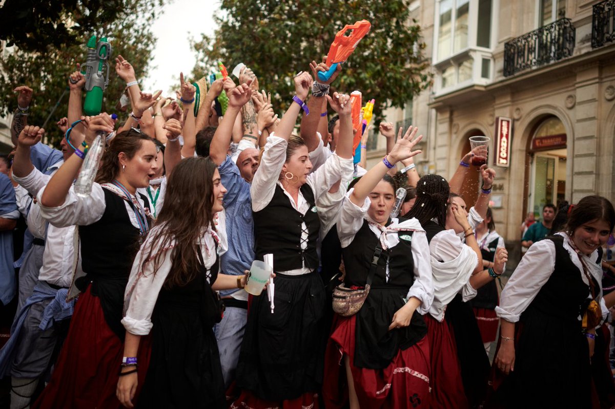 sergiomartinph's tweet photo. Último paseillo de blusas y neskas en las fiestas de la Virgen Blanca 2023, en Vitoria, Álava.
9/08/2023
Sergio Martín
#blusasyneskas #paseillo #Vitoria #fiestas #VirgenBlanca #Àlava #news #photojournalism https://t.co/Dotp9nN0yN