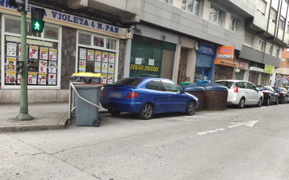 BlogBusurbano's tweet image. Ni que decir tiene que apelamos a "las mentes pensantes" del @ConcelloCoruna (de nuevo, porque este tema lo tocamos hace tiempo) para que resuelvan ese hueco estúpido y problemático para el #BusUrbano de la #Lín7:
O plaza de aparcamiento
o de motos.
O que desaparezca.
CC @dinisss