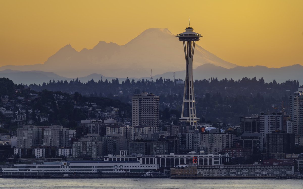 Which do you prefer…. Sunrise or sunset? Check out this awesome sunrise in Seattle ☀️