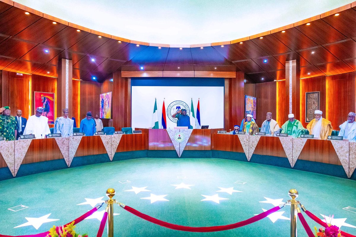 biyora1's tweet image. President Bola Ahmed Tinubu receives a delegation of Nigerian Muslim leaders led by Sheikh Dahiru Usman Bauchi, who were at the State House to consult with the President on the situation in Niger Republic

#VillaToday