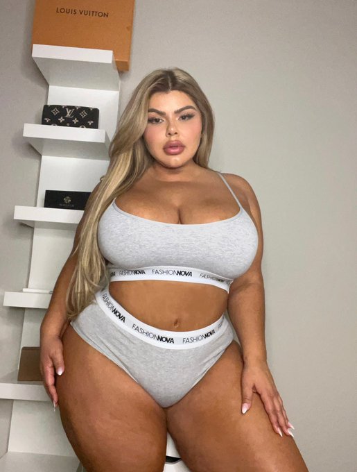 Lounge with me 🙃  https://t.co/uPlraYBnq4 https://t.co/Fmh3MLkqxE