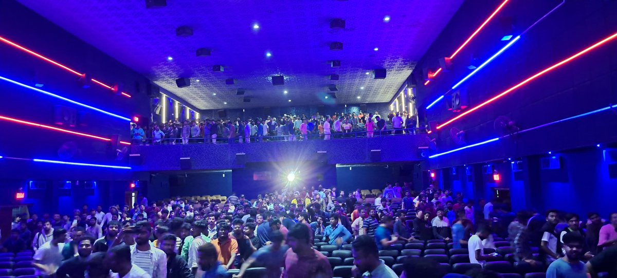 Aditya92_'s tweet photo. Surya Bhai Mania 💥
BANGALORE 🔥

#FearlessSSMB 
#Bussinessman4k https://t.co/Zhp1SmO4AA