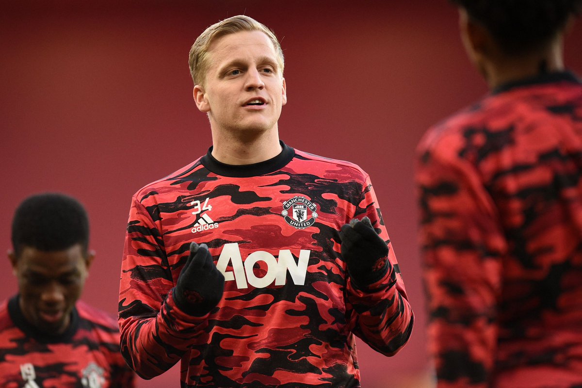 Real Sociedad and Manchester United are still negotiating for van de Beek 🇳🇱

Discussion ongoing about loan fee, how to cover Donny’s salary and also option to buy clause in 2024.

Understand van de Beek’s keen on the move and attracted by Real Sociedad project.