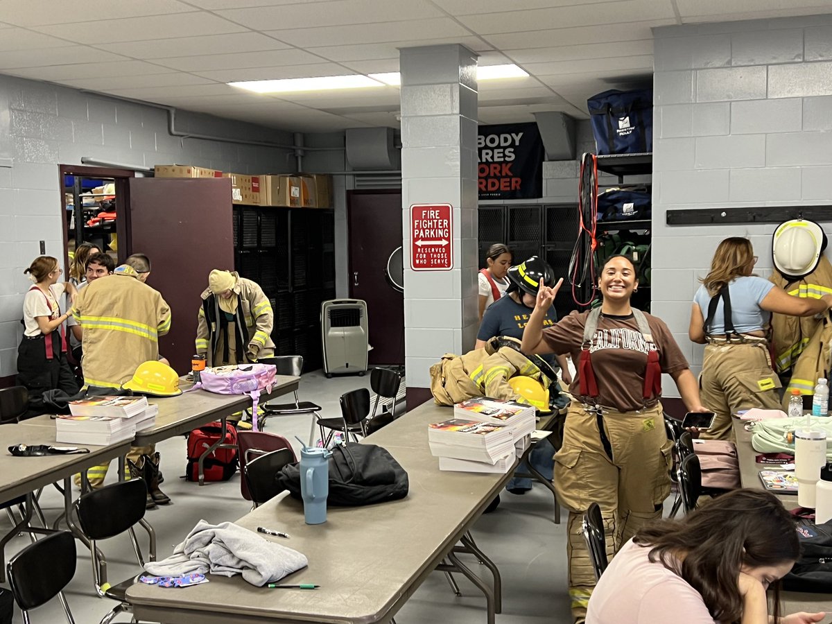 YsletaFire's tweet image. Seniors learning how to put on their gear…slowly for now but then we are going to speed it up..⏱️🔥🧑‍🚒👨‍🚒👩‍🚒@YsletaHS #FireTechRules #WeNeedMoreHoods.
