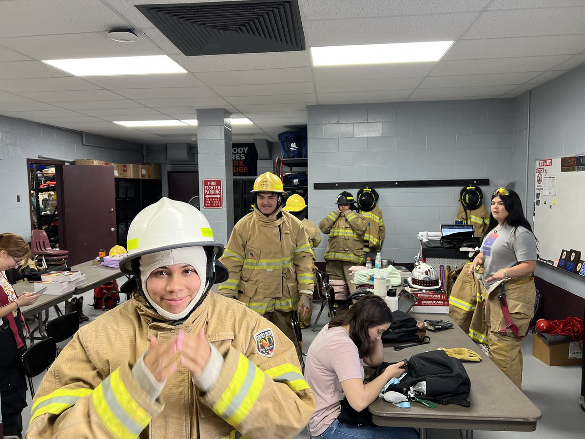 YsletaFire's tweet image. Seniors learning how to put on their gear…slowly for now but then we are going to speed it up..⏱️🔥🧑‍🚒👨‍🚒👩‍🚒@YsletaHS #FireTechRules #WeNeedMoreHoods.