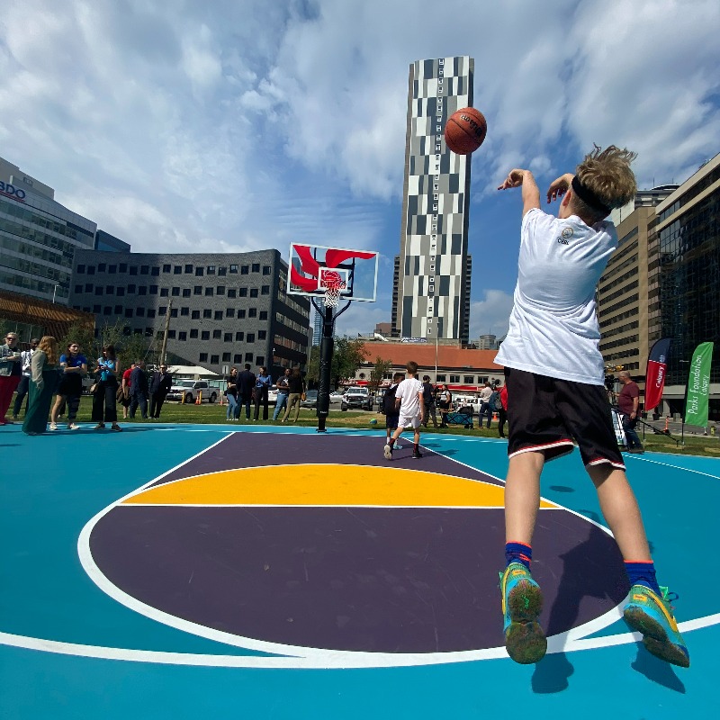 cityofcalgary's tweet image. Stop by today for a little 3X3! 🏀

We partnered with the @parksfdncalgary &amp;amp; the @calgarysurge on the construction of a brand-new sport court at Century Gardens, which was unveiled with help from young basketball fans!

Come check out the new courts as you #ExploreDowntownYYC