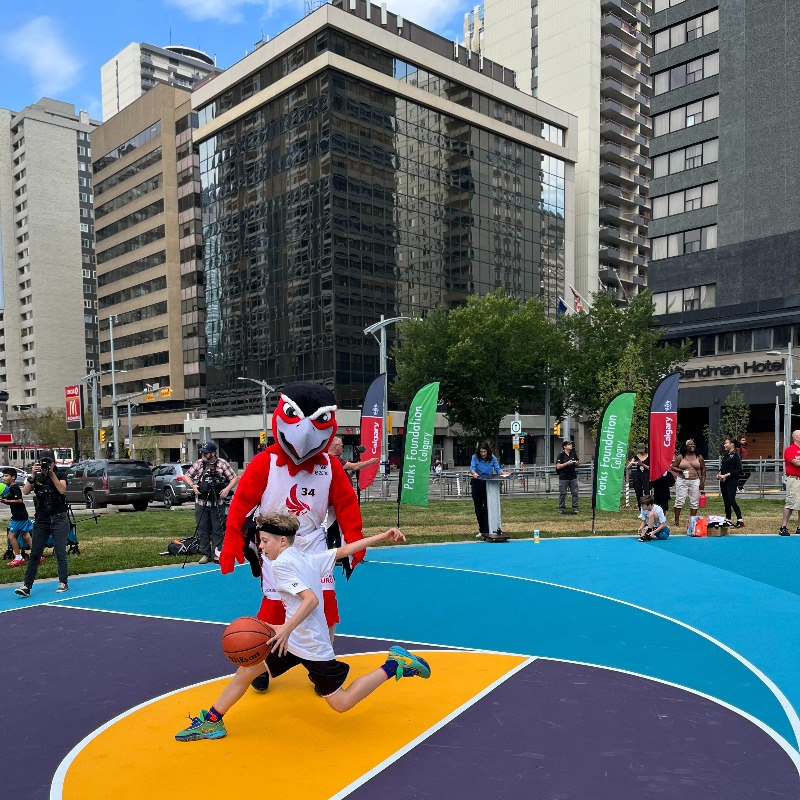cityofcalgary's tweet image. Stop by today for a little 3X3! 🏀

We partnered with the @parksfdncalgary &amp;amp; the @calgarysurge on the construction of a brand-new sport court at Century Gardens, which was unveiled with help from young basketball fans!

Come check out the new courts as you #ExploreDowntownYYC