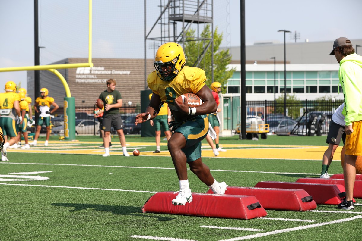 First practice in 𝗙𝗨𝗟𝗟 𝗣𝗔𝗗𝗦 to close out the first week of fall camp. 🏈