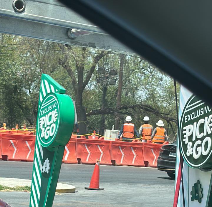 <a href="/VecinosOriente/">Vecinos Del Oriente</a> <a href="/samuel_garcias/">Samuel García</a> <a href="/colosioriojas/">Donaldo Colosio</a> <a href="/GMtzBerlanga/">G. Martínez Berlanga</a> <a href="/FranciscoleonJf/">Francisco León</a> <a href="/Arq_Benavides/">Hector Benavides F.</a> <a href="/lindavistagpe/">Zona Linda Vista</a> Resulta algo inaudito que para justificar este ecocidio prometan 1,200 árboles, que jamás le devolverán la vida a esos 20 ejemplares que cortarán de tajo y mutilarán, a través de las redes sociales, ciudadanos han compartido el inicio de estos trabajos ecocidas.