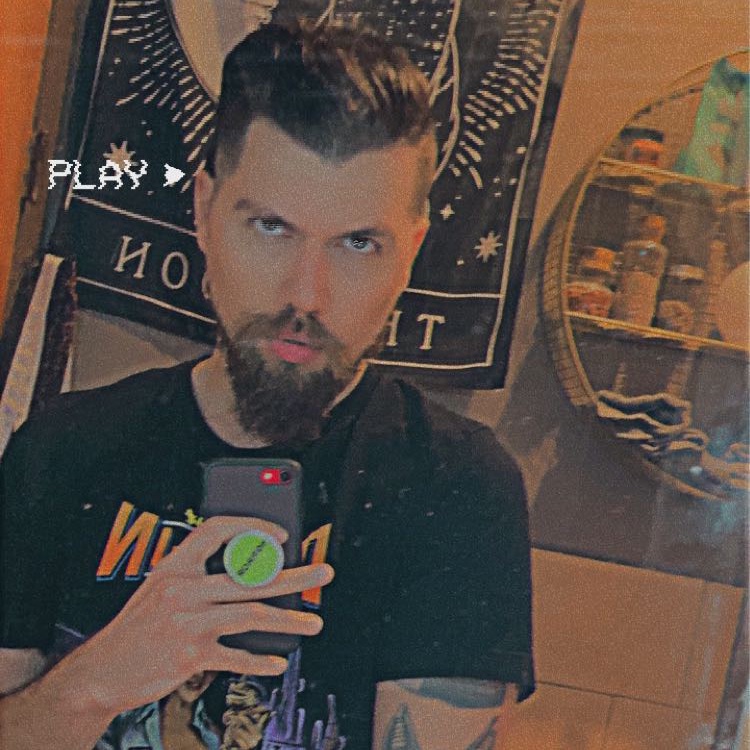 nathanbohatch's tweet image. quote tweet with you and a celebrity you get told you look like.

I literally get told I look like "that guy from Shameless" all the time. I'm not complaining cause he's hot af and I've loved this dude since Reba. #stevehowey #shameless