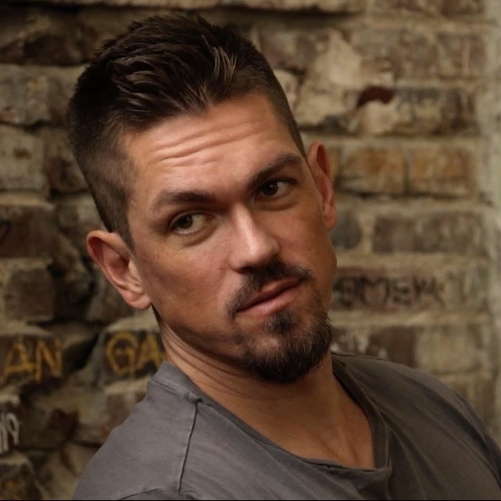 nathanbohatch's tweet image. quote tweet with you and a celebrity you get told you look like.

I literally get told I look like "that guy from Shameless" all the time. I'm not complaining cause he's hot af and I've loved this dude since Reba. #stevehowey #shameless