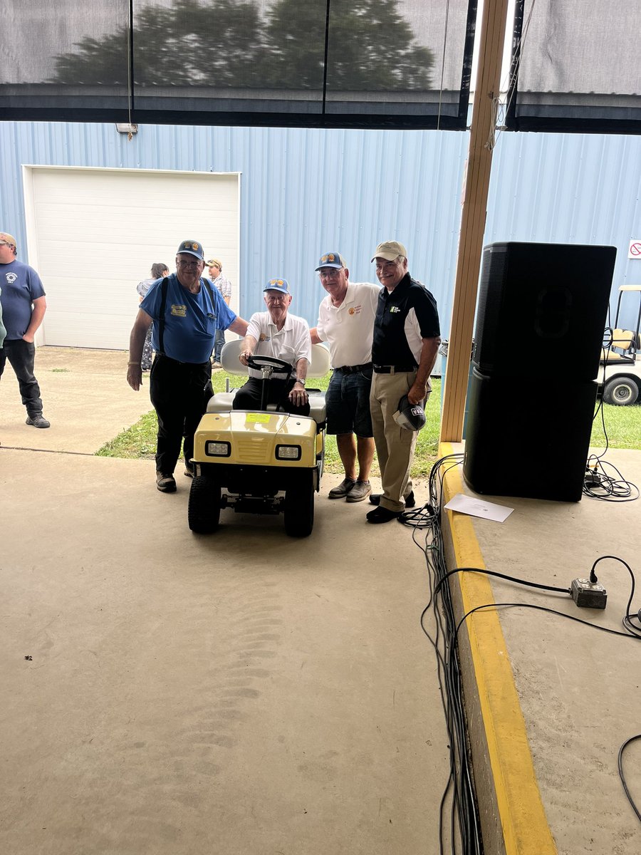 Roundy1169's tweet photo. Nothing like getting your picture taken with the best voice in agriculture.@maxarmstrong https://t.co/aGeueHX1YY