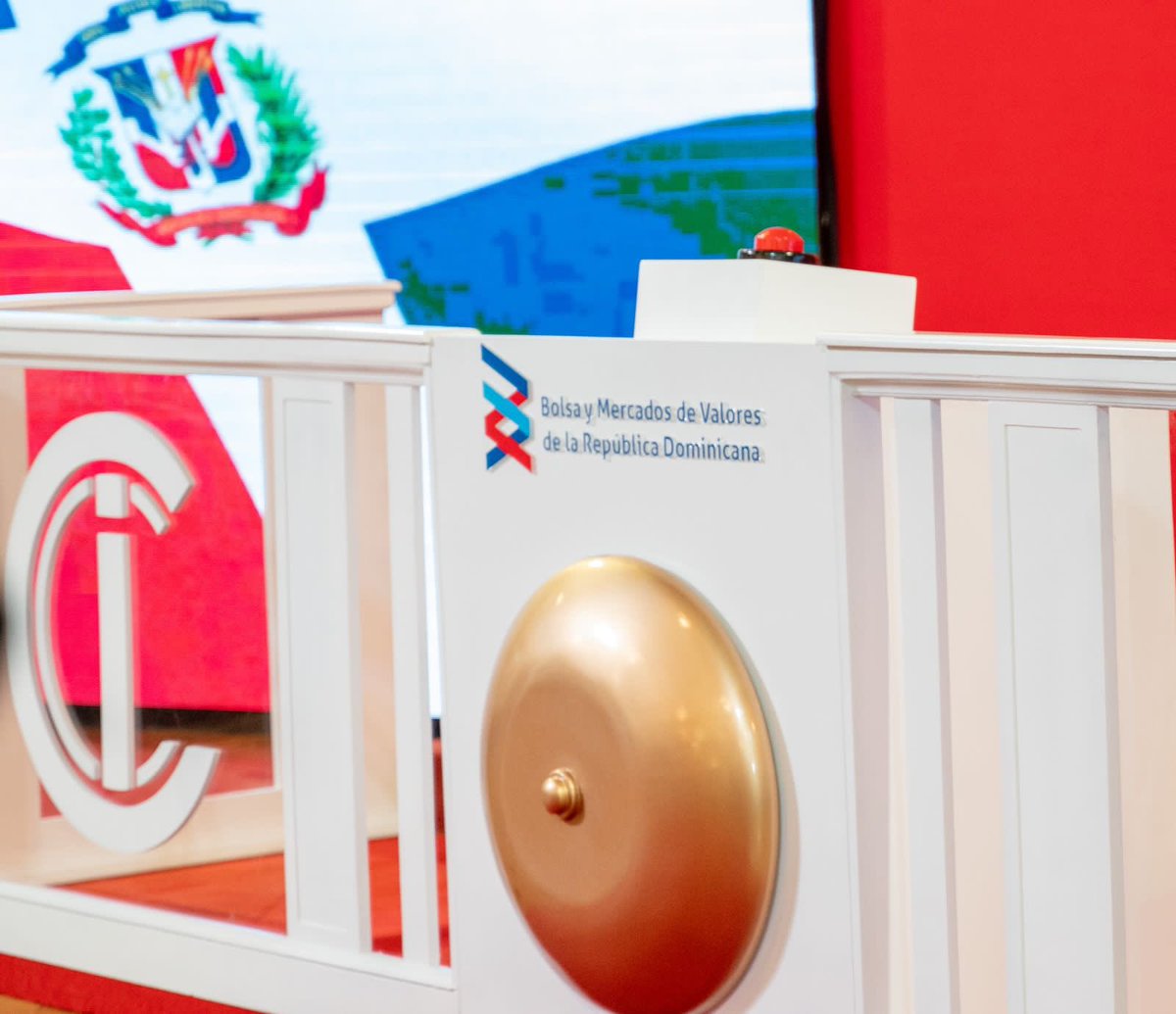 Hoy tuve la satisfacción de participar con colegas ministros que acompañamos al presidente <a href="/luisabinader/">Luis Abinader</a> y la <a href="/SIMVRDO/">Superintendencia del Mercado de Valores</a>, en el anuncio de la primera oferta pública de acciones de la empresa César Iglesias en el país.Este es un momento icónico para el mercado de valores dominicano.