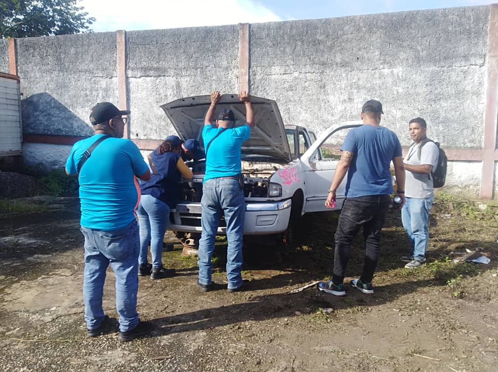 MercalOficial's tweet photo. #Amazonas|| Visita de la comisión integrada por la SUDEBIP, CORPOEX, en compañía de @MercalOficial en la entidad, para verificar flota vehícular en proceso de desincorporación.
#14AñosDeAmorTricolor https://t.co/H33RZYSJax