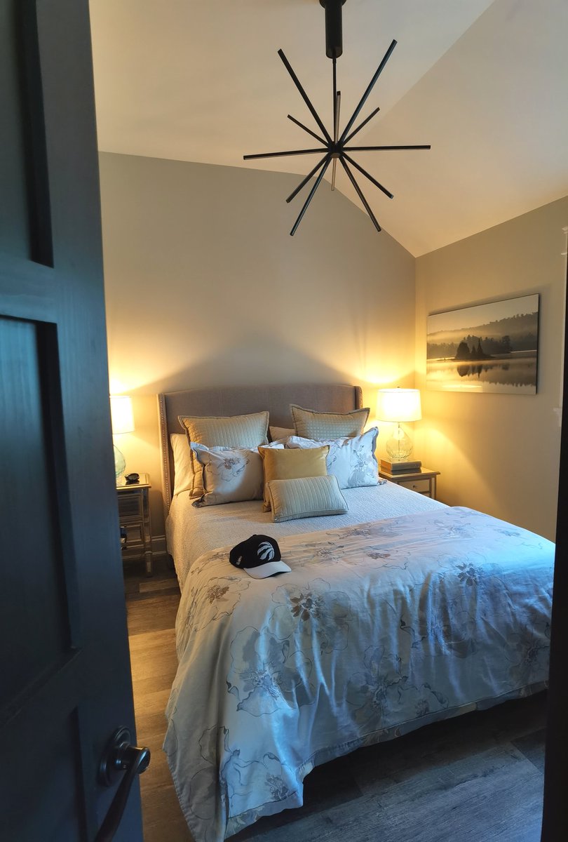 MoVernie's tweet photo. There are two bedrooms + 2 bathrooms. 

A massive living room with a cozy fireplace and the sofa that has a pull out bed for additional guests.

@CornerCottageON 

[SPONSORED]

#CornerCottageGreyCounty #CornerCottage #MarkdaleOntario #OntarioCottage #Cottage https://t.co/lJfiFm4E40