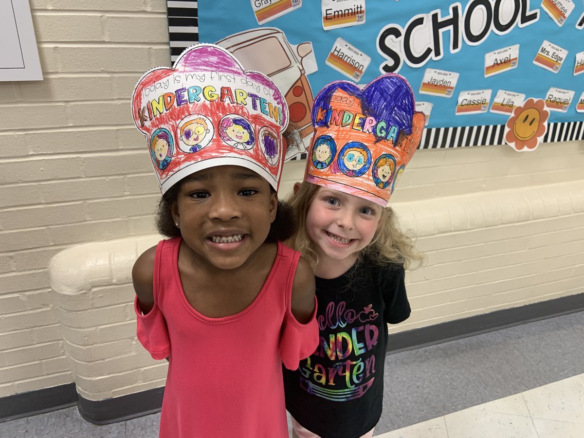 HendersonSchool's tweet photo. 6,315 students π
1,100 staff βοΈ
It was a great first day of school in Henderson County Schools!
Can't wait for TBJELC students to begin school in a few weeks.
#HCSFirstday https://t.co/4Io6vYDOsf