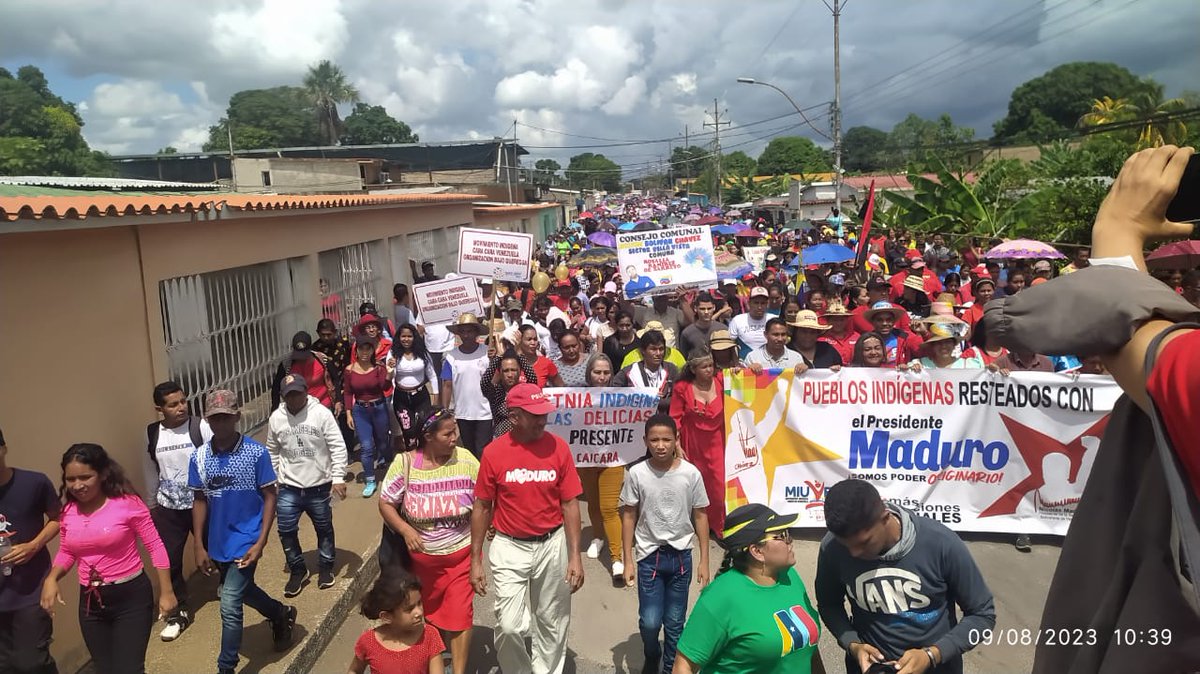 NicolasMaduro's tweet photo. Nuestros hermanos y hermanas indígenas del Municipio Santa Bárbara de Tapirín en el estado Monagas, también se desplegaron para demostrar que las comunidades originarias están organizadas y listas para la batalla por la Patria. Su fuerza espiritual me alienta a seguir luchando. https://t.co/gVpsPqtc9t