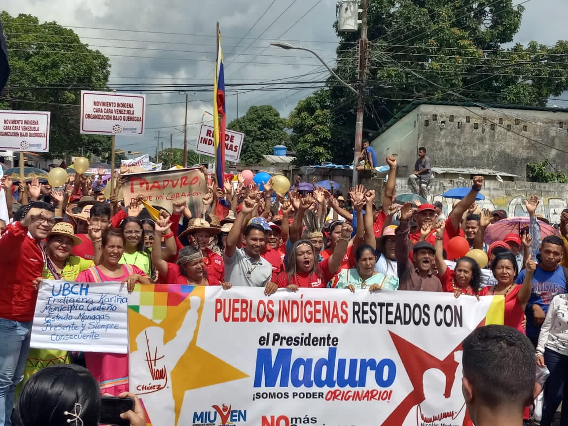 NicolasMaduro's tweet photo. Nuestros hermanos y hermanas indígenas del Municipio Santa Bárbara de Tapirín en el estado Monagas, también se desplegaron para demostrar que las comunidades originarias están organizadas y listas para la batalla por la Patria. Su fuerza espiritual me alienta a seguir luchando. https://t.co/gVpsPqtc9t