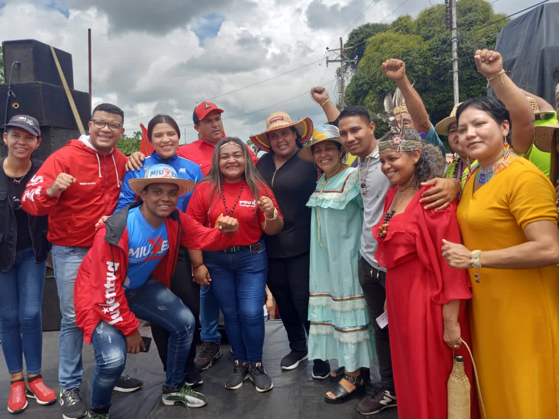 NicolasMaduro's tweet photo. Nuestros hermanos y hermanas indígenas del Municipio Santa Bárbara de Tapirín en el estado Monagas, también se desplegaron para demostrar que las comunidades originarias están organizadas y listas para la batalla por la Patria. Su fuerza espiritual me alienta a seguir luchando. https://t.co/gVpsPqtc9t