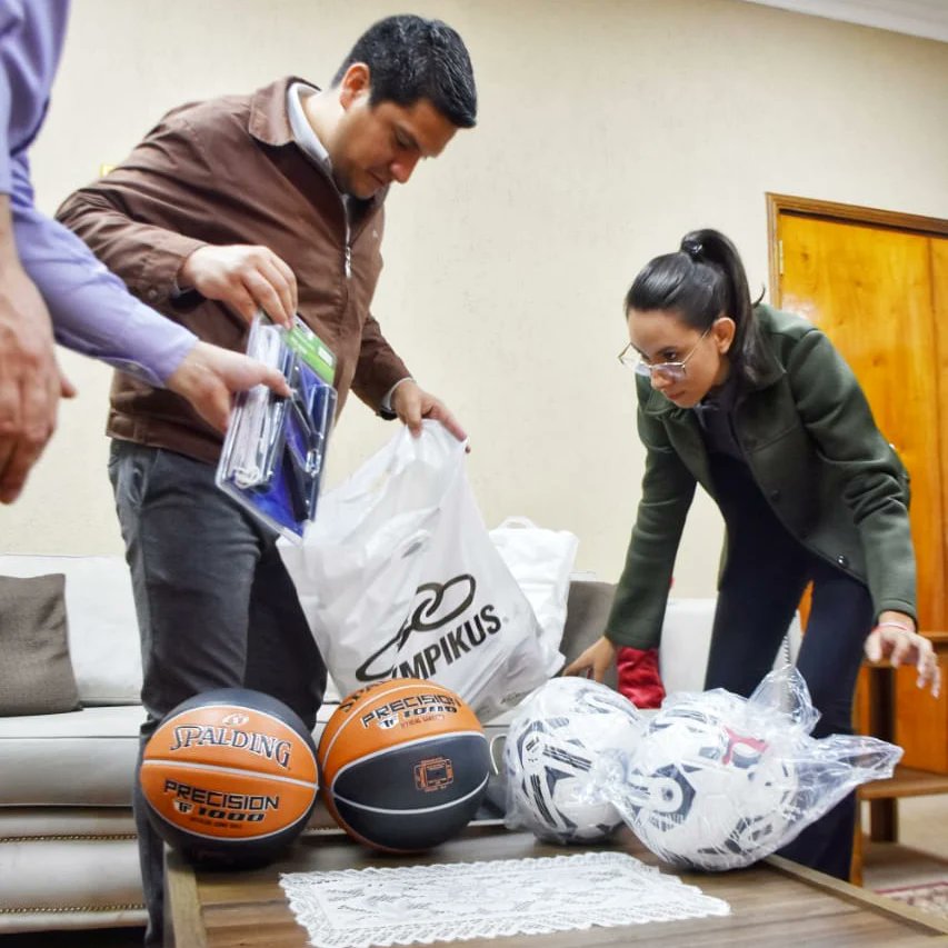 riosramirezc's tweet photo. ✓ Entrega de pelotas y artículos deportivos a representantes de la FEUNI (Federación Estudiantil de la Universidad Nacional de Itapúa) para los eventos de los juegos universitarios de la UNIMPIADAS 2023. https://t.co/UHNYI4znxW