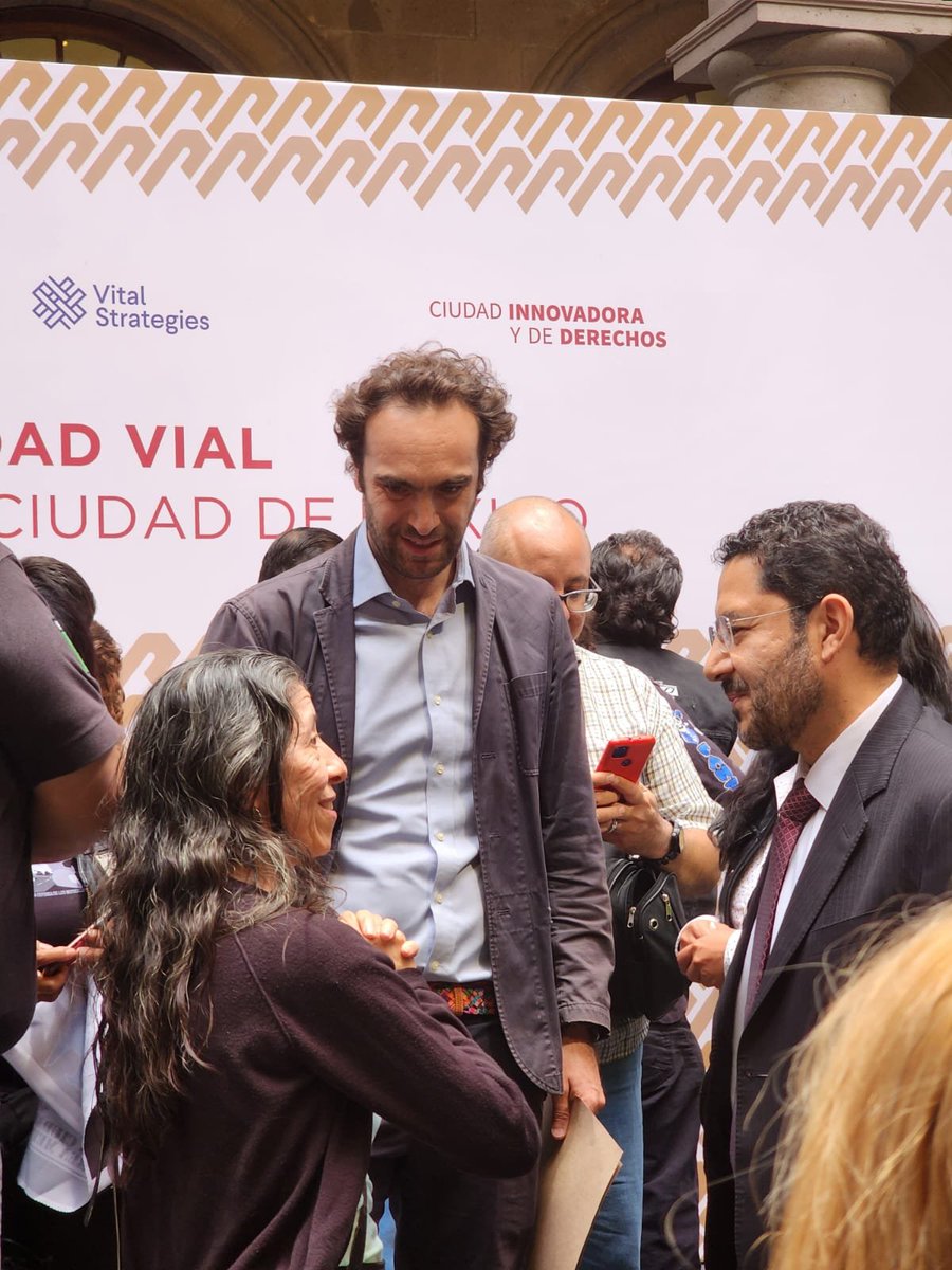 arelibiciteka's tweet photo. En evento público logré charlar brevemente con @martibatres y @andreslajous sobre importancia de completar proceso de armonización de Ley de movilidad de #CDMX con #LeyMovilidadSegura ¡Avancemos, que así se logra #NoMásMuertesViales! https://t.co/WPikHeEJAT