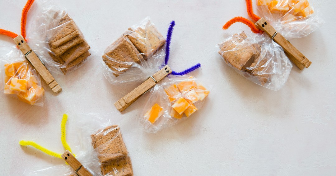 Flutter back into school with these delightful snack packs🦋🎒 Fuel up your little ones' imagination and appetite with these delicious treats that add a touch of magic to their lunch breaks!