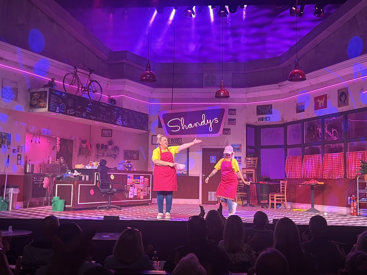 BUSAPAR3's tweet photo. Please π go and check out π A Greasy Spoon π₯ at @RoyalCourtLiv #royalcourtliverpool itβs is a belly laugh π from start to end! Superb acting from @lindzigermain & @hayleysheenuk #HayleySheen #LindziGermain β€οΈ you both!! Superb to catch up with JH π (on until the 24th August 2023)