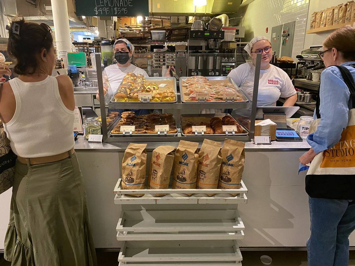 Ramhr1234's tweet photo. The most unique bakery in New York. bread bakery Cheese Sticks is a very unique and historic bakery.🍔#Newyork #CheeseSticks https://t.co/XnoDEdTLgK