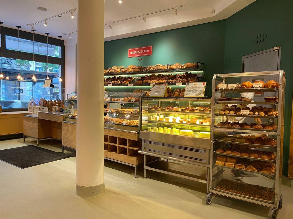 Ramhr1234's tweet photo. The most unique bakery in New York. bread bakery Cheese Sticks is a very unique and historic bakery.🍔#Newyork #CheeseSticks https://t.co/XnoDEdTLgK