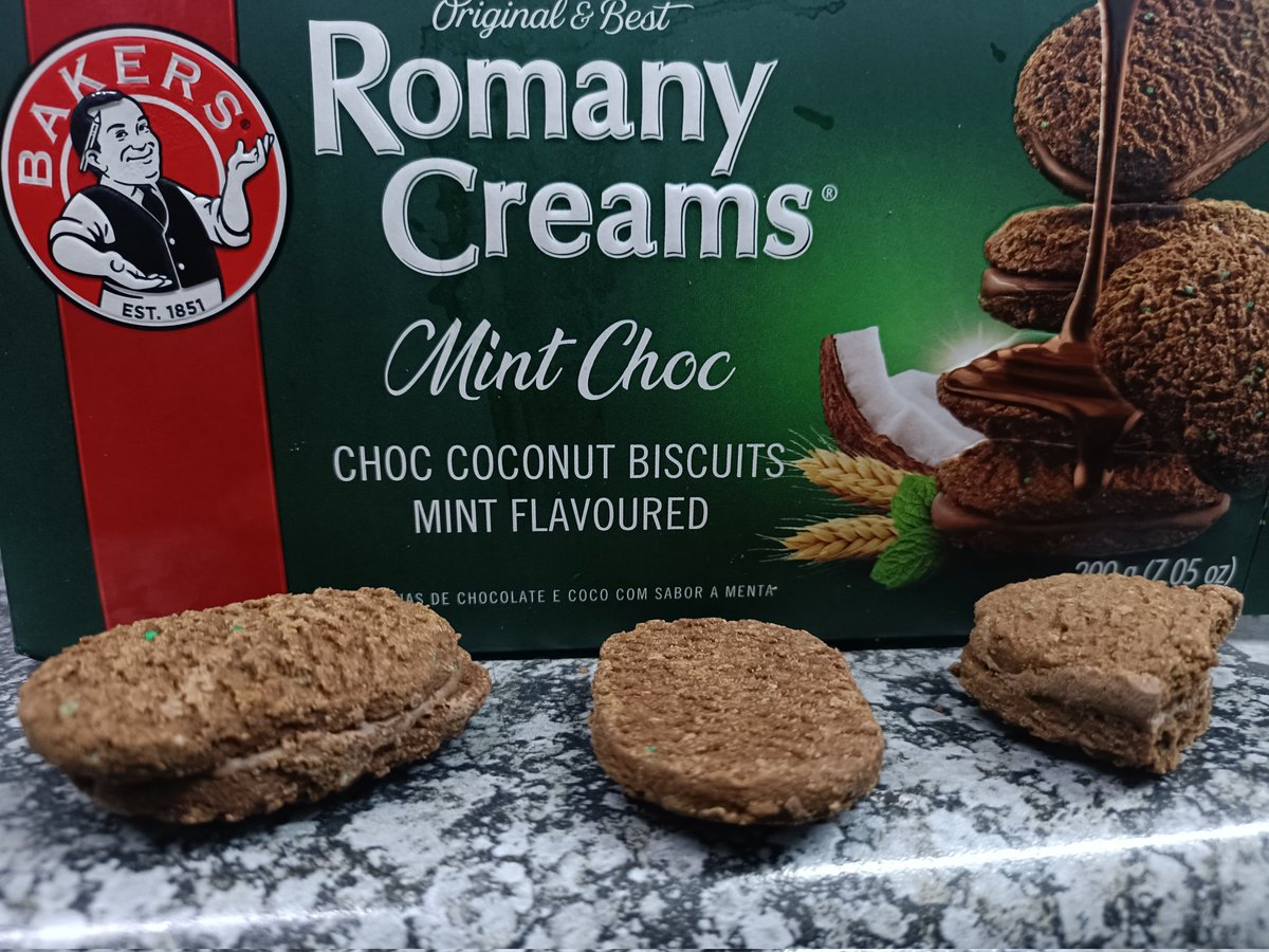 MasicTeeDJ's tweet photo. @Bakers_Biscuits please explain this. The other one is in half...the other one doesn't have a roman cream https://t.co/WOscZiqkgf