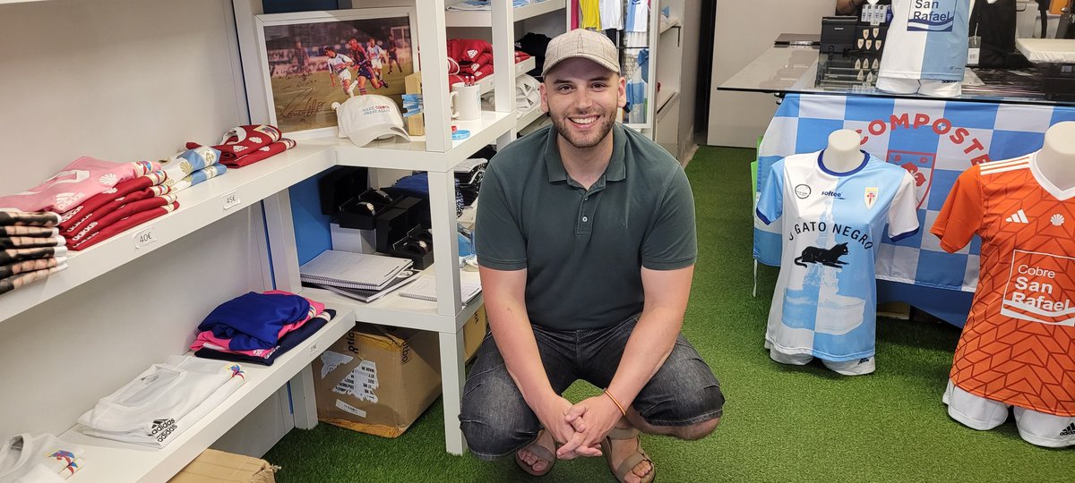 rodrigle22's tweet image. Hoy he tenido la oportunidad de visitar la tienda de la @SD_Compostela. 

El histórico equipo gallego se encuentra actualmente en 2RFEF. 

Ojalá en no muchos años vuelvan las grandes noches de fútbol a San Lázaro.
