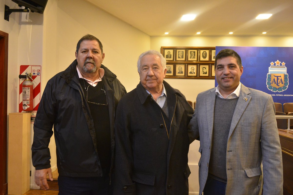 mesaprimerad's tweet photo. ✅Por unanimidad de los votantes, se decidió:

DELEGADO TITULAR
Miguel Pascucci, presidente de @PrensaLugano 🟠 

DELEGADOS SUPLENTES
Sebastián Martinetti, vicepresidente de @Camba_Oficial 🔴
Donato Lanzillotta, presidente de @PrensaBallester ��🟡 https://t.co/MGTPE7Ad1x