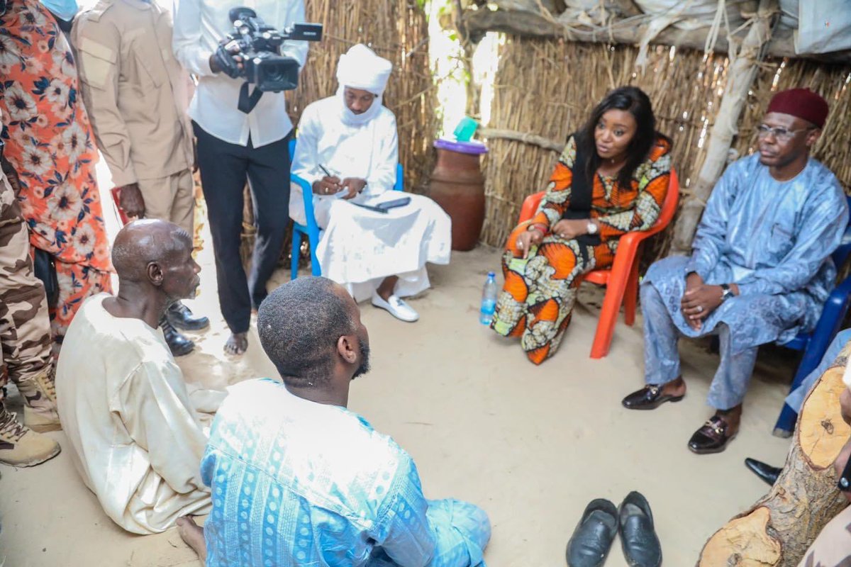 longoh_p's tweet photo. Aussitôt arrivés, nous nous sommes rendus au chevet de Khadjidja Mbodou âgée de 16ans victime de brûlure par ses propres parents pour avoir dit Non au mariage précoce. Les parents criminels ont été arrêtés et conduits à la gendarmerie où ils attendent la reprise de l’appareil judiciaire. Nous souhaitons un prompt rétablissement à la victime et félicitons le gouverneur et la délégation du genre et de la santé pour la réponse holistique. Que justice lui soit rendue !