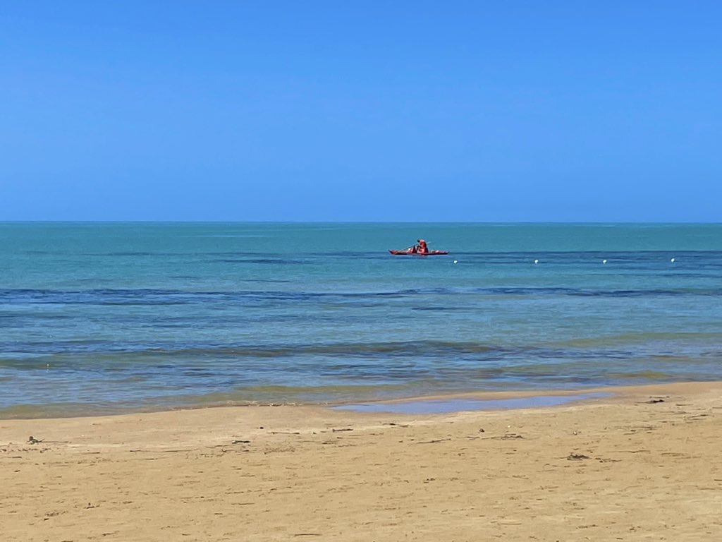 Sicilia, costa occidentale: 9 agosto 2023. La sabbia color dei templi di Agrigento e lui, il mare.