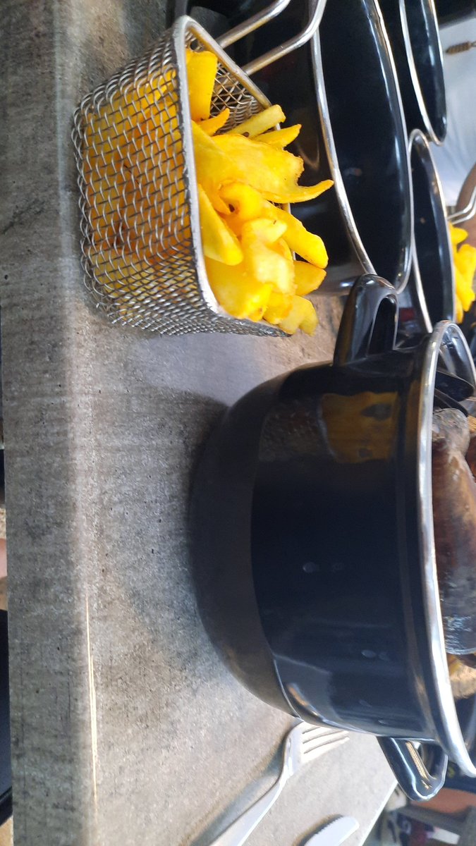 FradetMaxence's tweet photo. Restaurants à Sète avec comme plat moules frites https://t.co/2hltHS7LaT