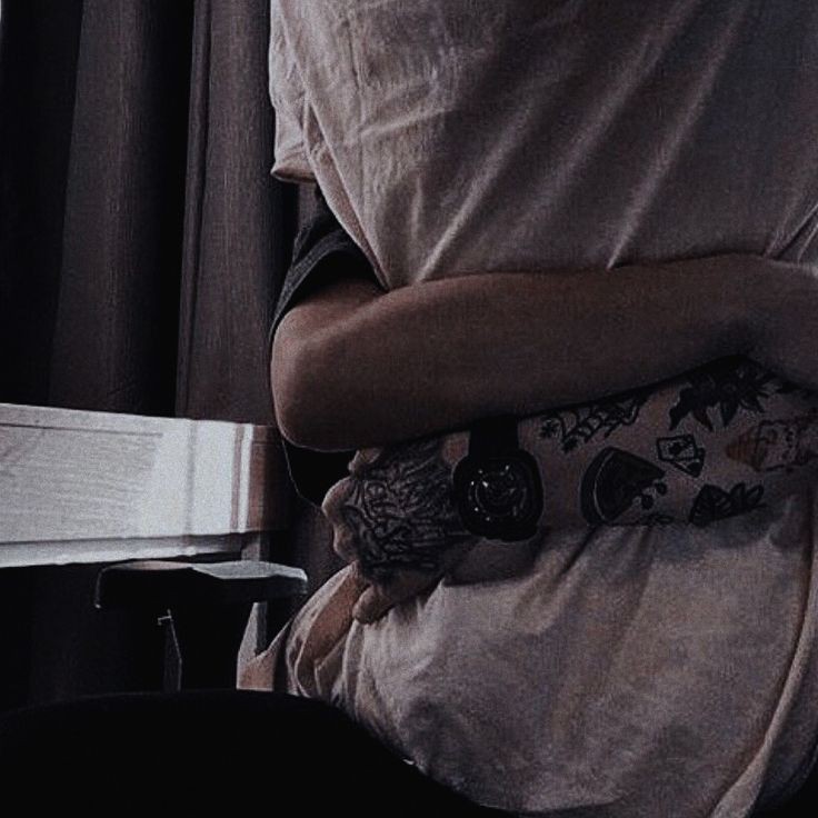 BrisaCastroP's tweet photo. —Deberías subir, Alessia —indica tomándome por sorpresa.
—El parece no querer ver a nadie—expreso con rapidez —. Y de todas las personas, dudo que quiera verme a mi de ser el caso.

Alessandro suspira, cansado

—Créeme, eres la única persona que estará segura con él justo ahora. https://t.co/P2hMziqGMT
