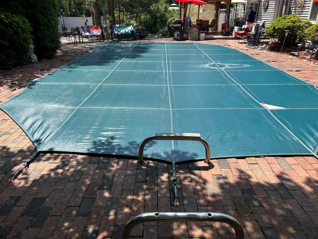 MeycoPoolCovers's tweet image. Check out Gentry Pools' Green RuggedMesh cover photo for a mid-week pick-me-up!

#meyco, #safetycover, #pool, #pools, #humpday, #ruggedmesh, #green