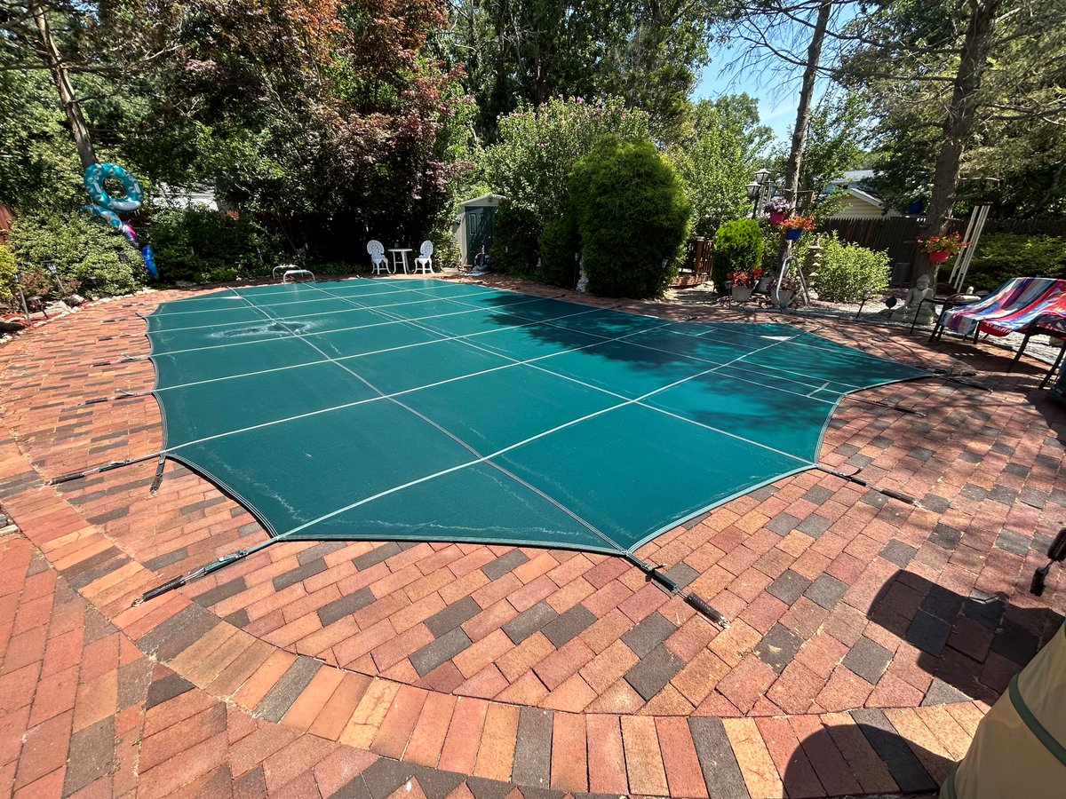 MeycoPoolCovers's tweet image. Check out Gentry Pools' Green RuggedMesh cover photo for a mid-week pick-me-up!

#meyco, #safetycover, #pool, #pools, #humpday, #ruggedmesh, #green